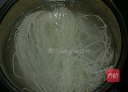 鲜味骨头汤粉干面的做法图解4