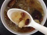 银耳莲子桃胶甜汤的做法[图]