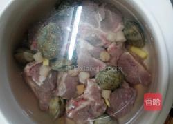 猪背骨干贝花蛤汤的做法图解3