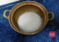 广州特色：煲仔焗鸡饭（一人份量）的做法图解1