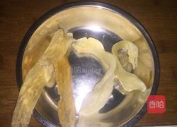 花胶圆肉杞子炖鸡腿的做法图解1