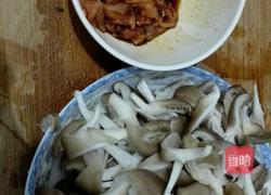 平菇炒肉的做法图解1