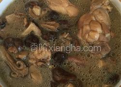 砂锅煲鸡腿蘑菇