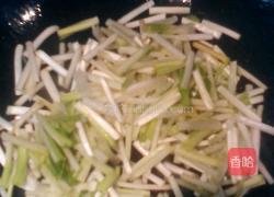 蛋条火腿炒蒜黄的做法图解9