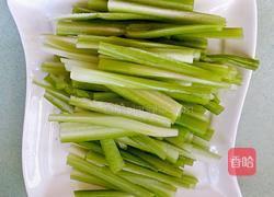 凉拌芹菜金针菇的做法图解1