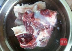 冬瓜花生米筒骨汤的做法图解2