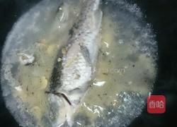 萝卜丝鲫鱼汤的做法图解3