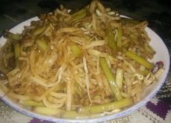 蒜苗豆牙肉炒饼