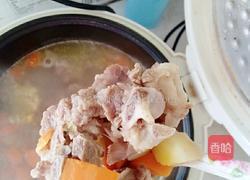胡萝卜玉米龙骨汤的做法图解4