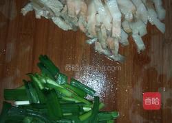 蒜苗炒三层肉的做法图解2