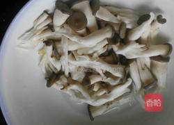 菌菇鲜蔬玉米面片的做法图解1