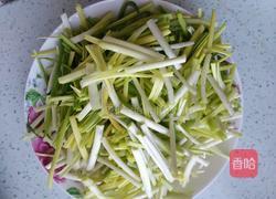 蒜苗炒鸡蛋的做法图解1