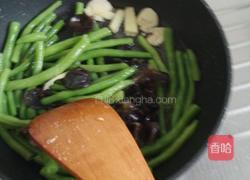 四季豆炒木耳的做法图解6