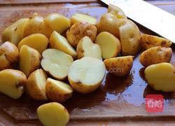小土豆焖红烧肉的做法图解2