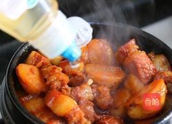 小土豆焖红烧肉的做法图解9