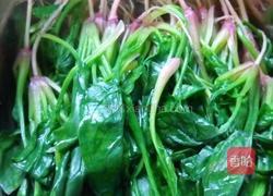 凉拌老干妈豆鼓菠菜的做法图解1
