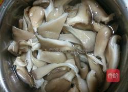手撕鸡柳爆蘑菇的做法图解3