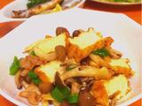 蟹味菇油豆腐炒肉丁的做法[图]
