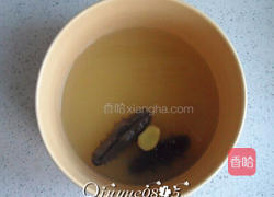 海参小米粥的做法图解3