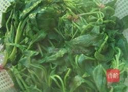 凉拌肉丁菠菜的做法图解3