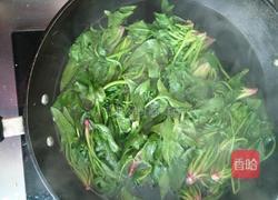 凉拌肉丁菠菜的做法图解2