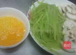 口蘑莴笋蛋汤的做法图解1