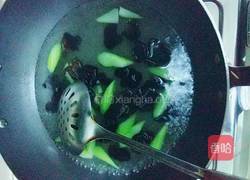 木须西芹木耳的做法图解3