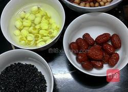 桂圆红枣红豆紫米莲子粥的做法图解1