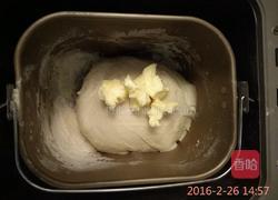 芝麻花生馅菠萝包的做法图解2