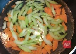 虾仁西芹什炒的做法图解4