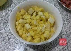 彩蔬炒馒头的做法图解3