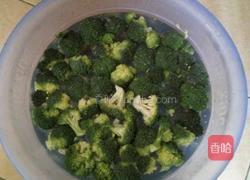 蒜蓉西兰花的做法图解1