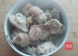 白萝卜黑木耳炖猪蹄的做法图解2