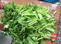 芹菜炒肉丝的做法图解1