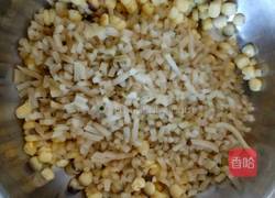 葫芦条玉米粒虾皮饼的做法图解1