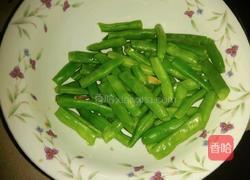 回锅肉炒四季豆的做法图解2
