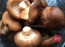 腊肉香菇豆腐饺子的做法图解1