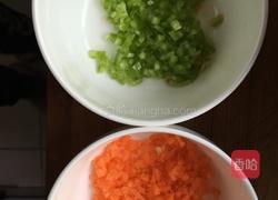 胡萝卜青椒鸡蛋蒸饺的做法图解3