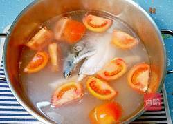 三文魚頭蕃茄土豆瘦肉湯的做法图解5