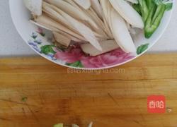 杏鲍菇炒尖椒的做法图解1
