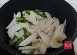 杏鲍菇炒尖椒的做法图解2