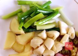 梅花肉烧蒜苔粉条的做法图解5