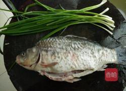 香菇炖鲫鱼汤的做法图解1