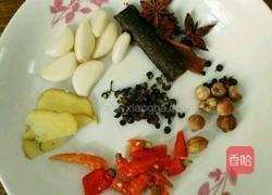 猪头肉肠子炖腊豆腐的做法图解1