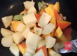 土豆炖南瓜的做法图解2