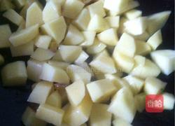 土豆烧酸菜的做法图解2