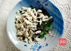  香椿拌豆腐的做法图解5