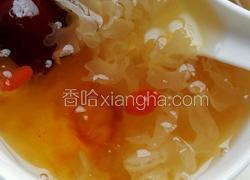 雪莲子桃胶银耳汤