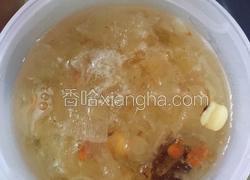 桃胶雪莲子银耳汤