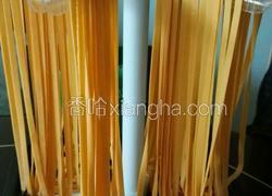 用手动压面机自制南瓜面条